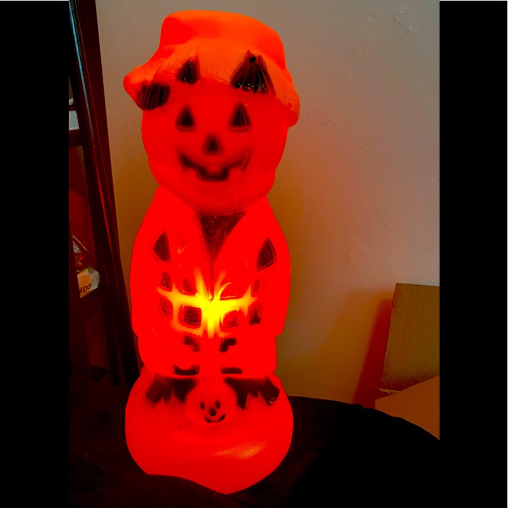 Blow mold scarecrow light
